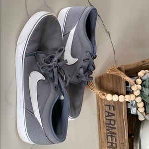 nike men’s shoe